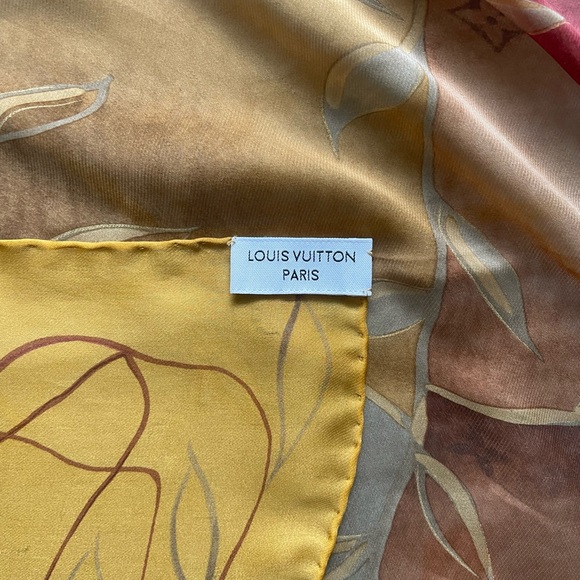 Authentic Louis Vuitton silk scarf - Picture 5 of 5